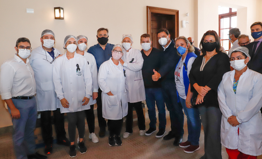 O Paraná começou a vacinar trabalhadores portuários e aeroportuários contra a Covid-19 nesta sexta-feira (28). As doses da vacina AstraZeneca/Fiocruz destinadas a estes grupos foram enviadas pelo Ministério da Saúde nesta semana.  Foto:Rodrigo Felix Leal/SEIL