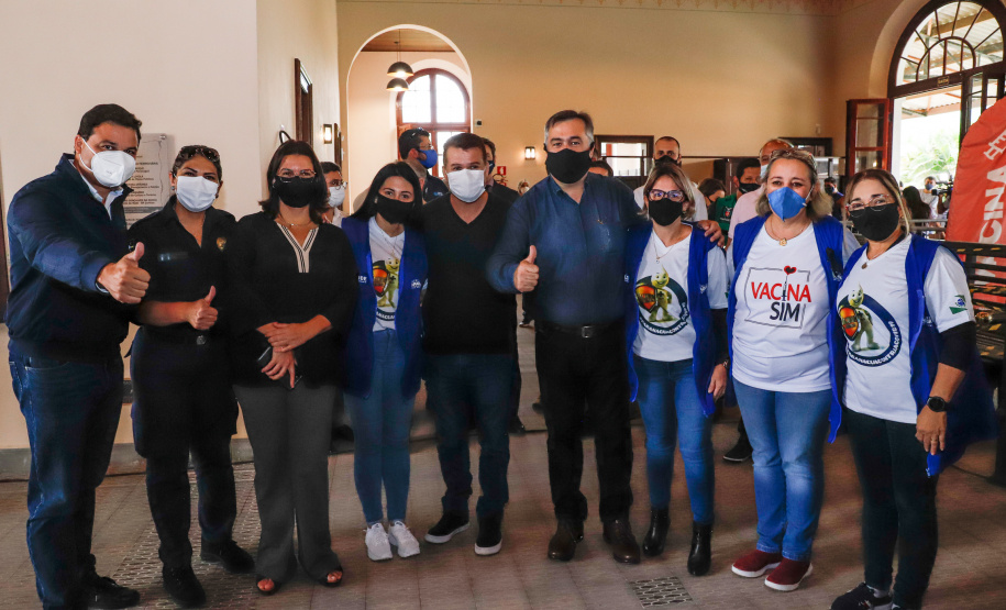 O Paraná começou a vacinar trabalhadores portuários e aeroportuários contra a Covid-19 nesta sexta-feira (28). As doses da vacina AstraZeneca/Fiocruz destinadas a estes grupos foram enviadas pelo Ministério da Saúde nesta semana.  Foto:Rodrigo Felix Leal/SEIL