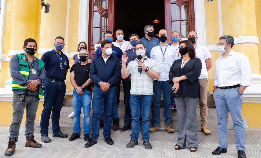 O Paraná começou a vacinar trabalhadores portuários e aeroportuários contra a Covid-19 nesta sexta-feira (28). As doses da vacina AstraZeneca/Fiocruz destinadas a estes grupos foram enviadas pelo Ministério da Saúde nesta semana.  Foto:Rodrigo Felix Leal/SEIL