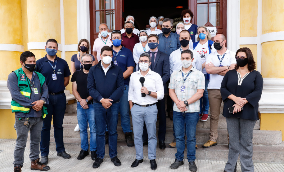 O Paraná começou a vacinar trabalhadores portuários e aeroportuários contra a Covid-19 nesta sexta-feira (28). As doses da vacina AstraZeneca/Fiocruz destinadas a estes grupos foram enviadas pelo Ministério da Saúde nesta semana.  Foto:Rodrigo Felix Leal/SEIL