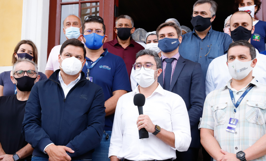 O Paraná começou a vacinar trabalhadores portuários e aeroportuários contra a Covid-19 nesta sexta-feira (28). As doses da vacina AstraZeneca/Fiocruz destinadas a estes grupos foram enviadas pelo Ministério da Saúde nesta semana.  Foto:Rodrigo Felix Leal/SEIL