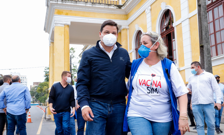 O Paraná começou a vacinar trabalhadores portuários e aeroportuários contra a Covid-19 nesta sexta-feira (28). As doses da vacina AstraZeneca/Fiocruz destinadas a estes grupos foram enviadas pelo Ministério da Saúde nesta semana.  Foto:Rodrigo Felix Leal/SEIL