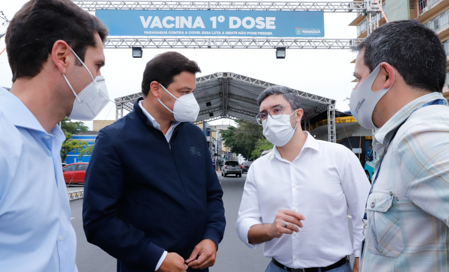 O Paraná começou a vacinar trabalhadores portuários e aeroportuários contra a Covid-19 nesta sexta-feira (28). As doses da vacina AstraZeneca/Fiocruz destinadas a estes grupos foram enviadas pelo Ministério da Saúde nesta semana.  Foto:Rodrigo Felix Leal/SEIL