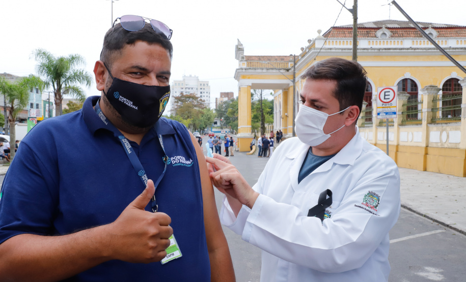O Paraná começou a vacinar trabalhadores portuários e aeroportuários contra a Covid-19 nesta sexta-feira (28). As doses da vacina AstraZeneca/Fiocruz destinadas a estes grupos foram enviadas pelo Ministério da Saúde nesta semana.  Foto:Rodrigo Felix Leal/SEIL