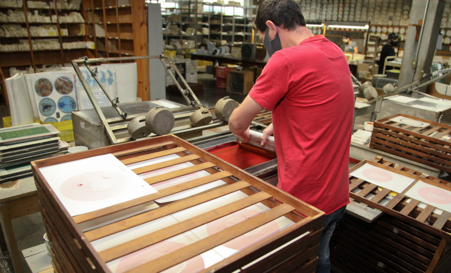 Empresa Porcelanas Schmidt No Paraná, 346 municípios fecharam o quadrimestre com saldos positivos na geração de emprego. Foto: Ari Dias/AEN.