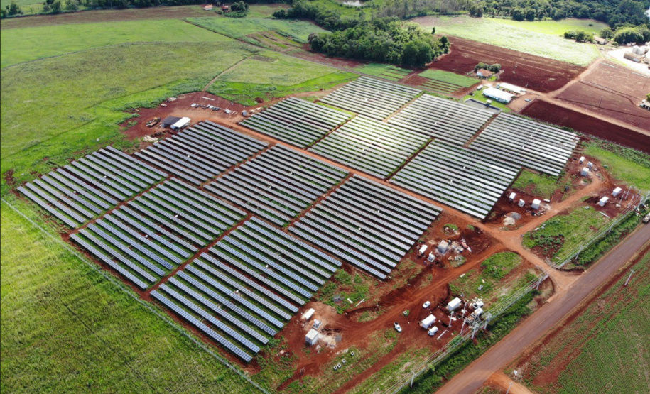 A Copel colocou em operação hoje, dia 1º, as três primeiras unidades geradoras da Usina Solar Fotovoltaica Bandeirantes, construída no norte do Paraná. Inicialmente a usina vai funcionar com 3 MWp (megawatt-pico, unidade de potência de energia fotovoltaica). - Curitiba, 01/03/2021 - Foto: Divulgação Copel