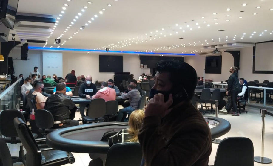 O trabalho das equipes da Ação Integrada de Fiscalização Urbana (AIFU) constatou pontos comerciais com aglomerações de pessoas em bairros da Capital nesta sexta-feira (28/05). Ao todo, seis estabelecimentos foram fechados e 10 pessoas acabaram encaminhadas, sendo que um dos detidos tinha um mandado de prisão em aberto. As ações da AIFU ocorreram em 13 bairros da cidade.  -  Curitiba, 29/05/2021 -  Foto: SESP/PR