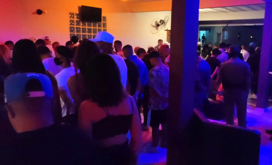 O trabalho das equipes da Ação Integrada de Fiscalização Urbana (AIFU) constatou pontos comerciais com aglomerações de pessoas em bairros da Capital nesta sexta-feira (28/05). Ao todo, seis estabelecimentos foram fechados e 10 pessoas acabaram encaminhadas, sendo que um dos detidos tinha um mandado de prisão em aberto. As ações da AIFU ocorreram em 13 bairros da cidade.  -  Curitiba, 29/05/2021 -  Foto: SESP/PR