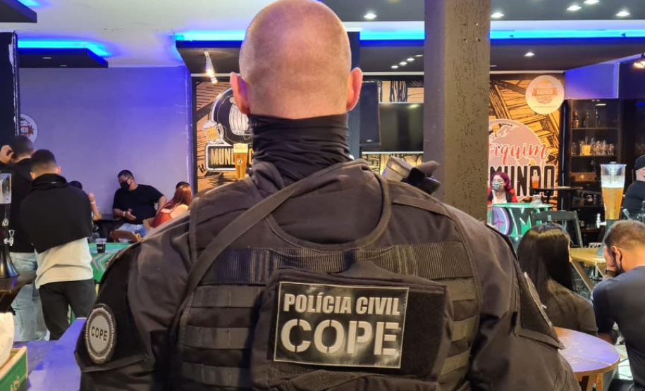 Polícia Civil dispersa aglomeração em bar e prende 9 pessoas durante fiscalização na capital. A ação faz parte da fiscalização da Polícia Civil referente ao Decreto Estadual nº 7.716/21 do Governo do Estado, que estabelece medidas restritivas por conta da pandemia. - Curitiba, 29/05/2021 - Foto: Polícia Civil do Paraná/SESP/PR