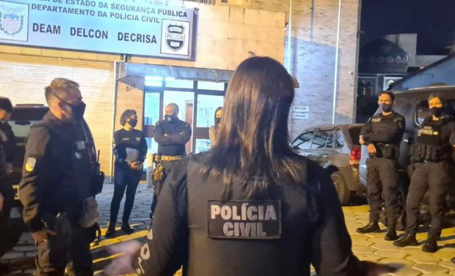 Polícia Civil dispersa aglomeração em bar e prende 9 pessoas durante fiscalização na capital. A ação faz parte da fiscalização da Polícia Civil referente ao Decreto Estadual nº 7.716/21 do Governo do Estado, que estabelece medidas restritivas por conta da pandemia. - Curitiba, 29/05/2021 - Foto: Polícia Civil do Paraná/SESP/PR
