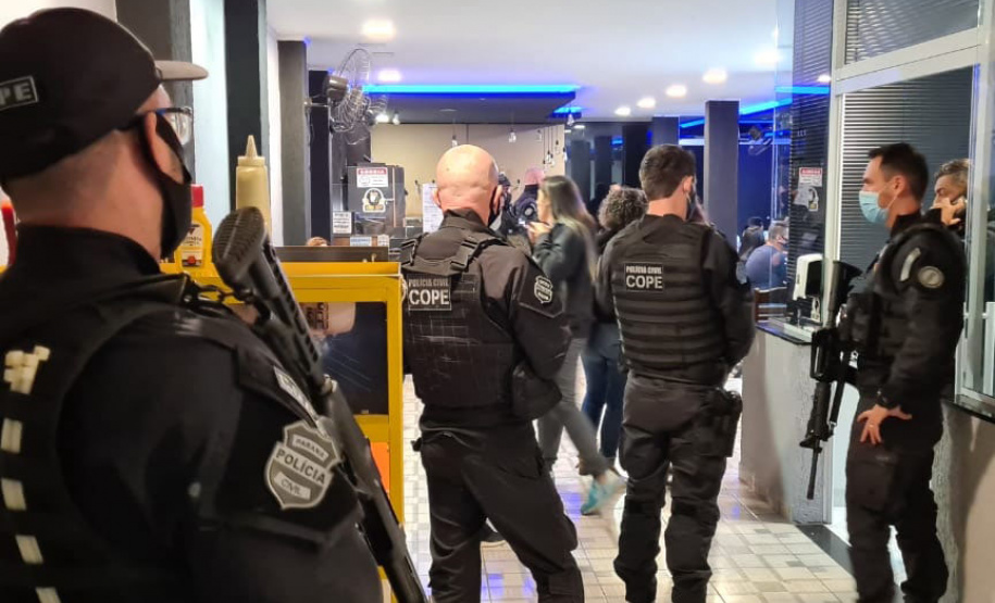 Polícia Civil dispersa aglomeração em bar e prende 9 pessoas durante fiscalização na capital. A ação faz parte da fiscalização da Polícia Civil referente ao Decreto Estadual nº 7.716/21 do Governo do Estado, que estabelece medidas restritivas por conta da pandemia. - Curitiba, 29/05/2021 - Foto: Polícia Civil do Paraná/SESP/PR