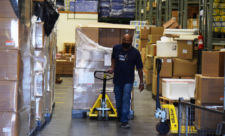 A Secretaria da Saúde do Paraná enviou hoje (29) para as Regionais de Saúde  2.372.000 milhões de seringas descartáveis que serão utilizadas no Programa de Imunizações.  -  Curitiba, 29/05/2021  -  Foto: Américo antonio/SESA