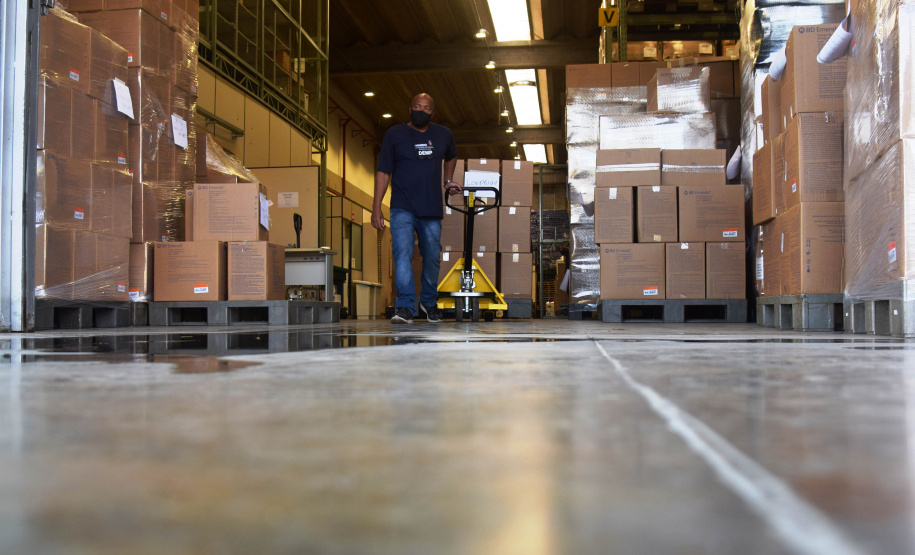 A Secretaria da Saúde do Paraná enviou hoje (29) para as Regionais de Saúde  2.372.000 milhões de seringas descartáveis que serão utilizadas no Programa de Imunizações.  -  Curitiba, 29/05/2021  -  Foto: Américo antonio/SESA