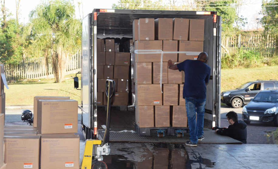 A Secretaria da Saúde do Paraná enviou hoje (29) para as Regionais de Saúde  2.372.000 milhões de seringas descartáveis que serão utilizadas no Programa de Imunizações.  -  Curitiba, 29/05/2021  -  Foto: Américo antonio/SESA