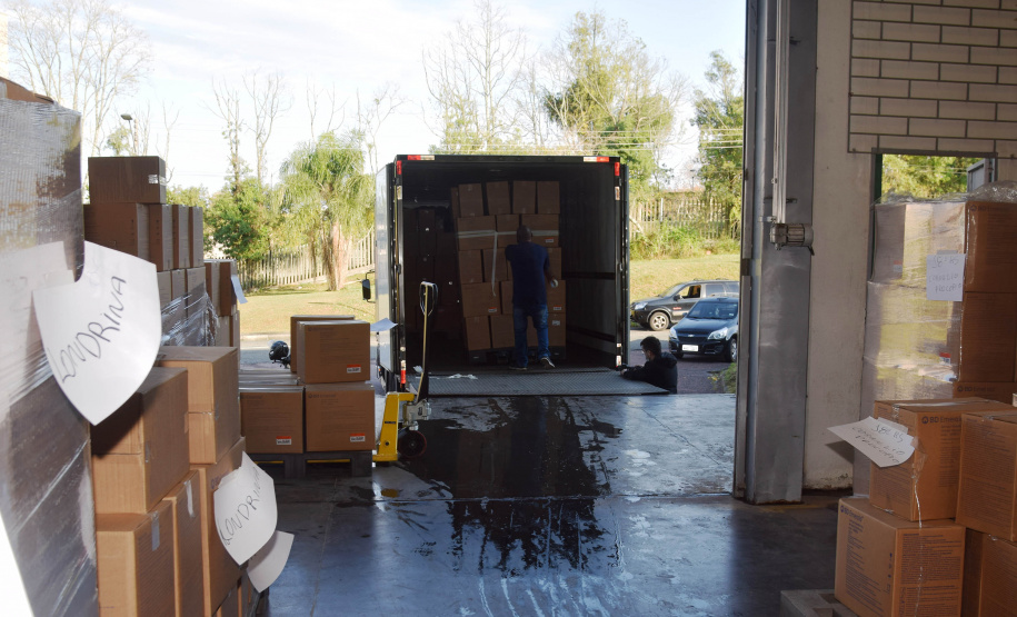 A Secretaria da Saúde do Paraná enviou hoje (29) para as Regionais de Saúde  2.372.000 milhões de seringas descartáveis que serão utilizadas no Programa de Imunizações.  -  Curitiba, 29/05/2021  -  Foto: Américo antonio/SESA