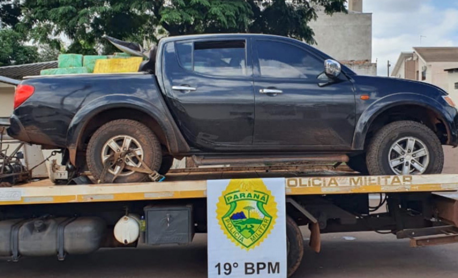 Um adolescente, de 17anos, foi apreendido após fugir de uma abordagem policial em uma caminhonetecom 1,2 tonelada de maconha na manhã deste domingo (30/05), em Cianorte (PR),no Noroeste do estado. Os policiais militares da 5ª Companhia Independente dePolícia Militar (5ª CIPM) seguiram o suspeito até ele colidir o veículo numachácara e tentar escapar a pé, mas ele acabou detido e a droga, apreendida. -  Cianorte, 30/05/2021  -  Foto: PMPR/SESP-PR