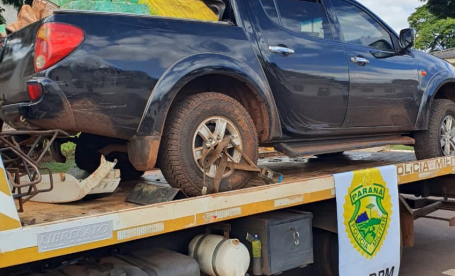 Um adolescente, de 17anos, foi apreendido após fugir de uma abordagem policial em uma caminhonetecom 1,2 tonelada de maconha na manhã deste domingo (30/05), em Cianorte (PR),no Noroeste do estado. Os policiais militares da 5ª Companhia Independente dePolícia Militar (5ª CIPM) seguiram o suspeito até ele colidir o veículo numachácara e tentar escapar a pé, mas ele acabou detido e a droga, apreendida. -  Cianorte, 30/05/2021  -  Foto: PMPR/SESP-PR