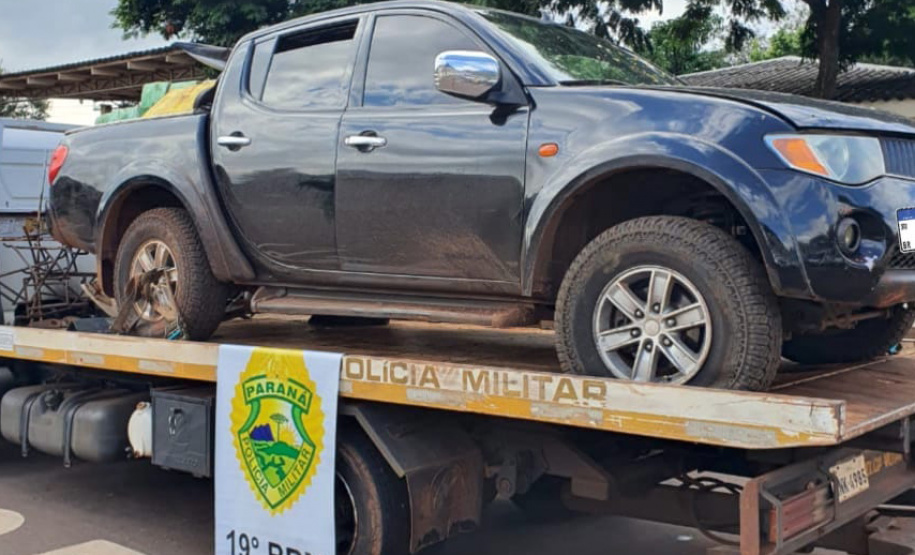 Um adolescente, de 17anos, foi apreendido após fugir de uma abordagem policial em uma caminhonetecom 1,2 tonelada de maconha na manhã deste domingo (30/05), em Cianorte (PR),no Noroeste do estado. Os policiais militares da 5ª Companhia Independente dePolícia Militar (5ª CIPM) seguiram o suspeito até ele colidir o veículo numachácara e tentar escapar a pé, mas ele acabou detido e a droga, apreendida. -  Cianorte, 30/05/2021  -  Foto: PMPR/SESP-PR