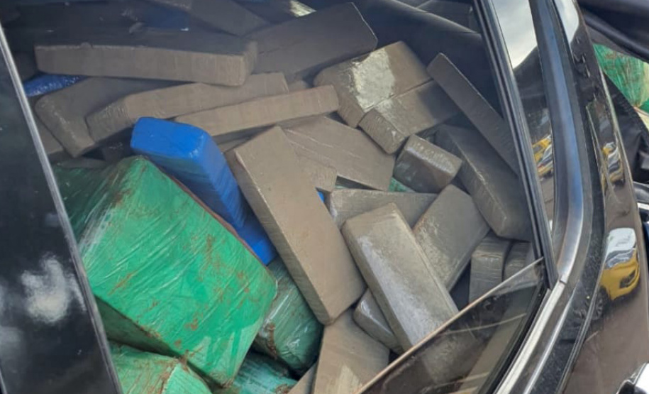 Um adolescente, de 17anos, foi apreendido após fugir de uma abordagem policial em uma caminhonetecom 1,2 tonelada de maconha na manhã deste domingo (30/05), em Cianorte (PR),no Noroeste do estado. Os policiais militares da 5ª Companhia Independente dePolícia Militar (5ª CIPM) seguiram o suspeito até ele colidir o veículo numachácara e tentar escapar a pé, mas ele acabou detido e a droga, apreendida. -  Cianorte, 30/05/2021  -  Foto: PMPR/SESP-PR