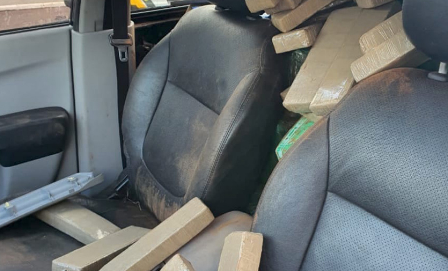 Um adolescente, de 17anos, foi apreendido após fugir de uma abordagem policial em uma caminhonetecom 1,2 tonelada de maconha na manhã deste domingo (30/05), em Cianorte (PR),no Noroeste do estado. Os policiais militares da 5ª Companhia Independente dePolícia Militar (5ª CIPM) seguiram o suspeito até ele colidir o veículo numachácara e tentar escapar a pé, mas ele acabou detido e a droga, apreendida. -  Cianorte, 30/05/2021  -  Foto: PMPR/SESP-PR