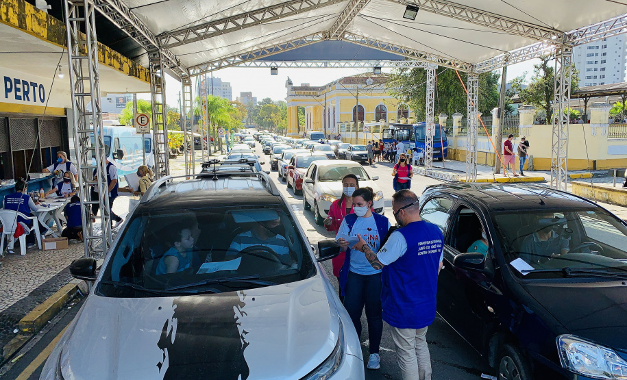 Em menos de três dias, 9,8 mil trabalhadores portuários paranaenses receberam a primeira dose da vacina contra o coronavírus, no Paraná. A vacinação, em tempo recorde, priorizou os funcionários que atuam a bordo dos navios, costado e faixa portuária. O número de doses superou total enviado pelo Ministério da Saúde e será necessário aguardar o envio de novo lote para que a vacinação seja retomada. - Foto: Claudio Neves/Portos do Paraná