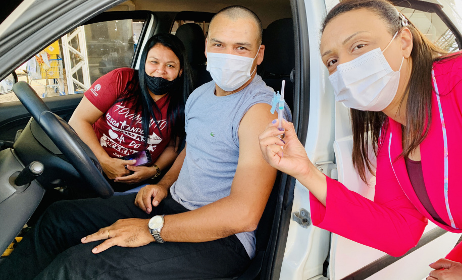 Em menos de três dias, 9,8 mil trabalhadores portuários paranaenses receberam a primeira dose da vacina contra o coronavírus, no Paraná. A vacinação, em tempo recorde, priorizou os funcionários que atuam a bordo dos navios, costado e faixa portuária. O número de doses superou total enviado pelo Ministério da Saúde e será necessário aguardar o envio de novo lote para que a vacinação seja retomada. - Foto: Claudio Neves/Portos do Paraná