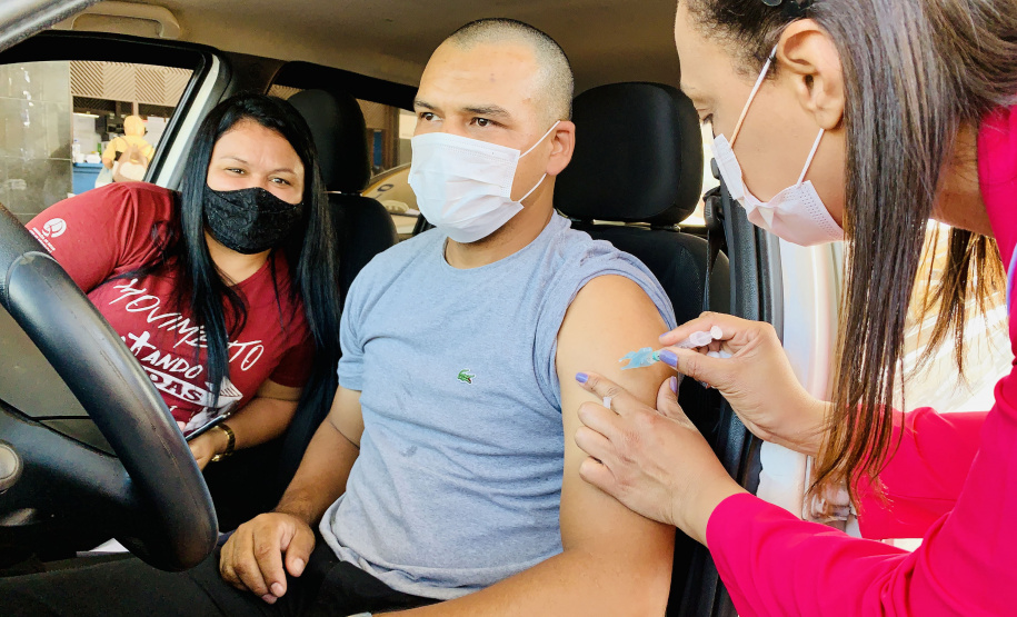 Em menos de três dias, 9,8 mil trabalhadores portuários paranaenses receberam a primeira dose da vacina contra o coronavírus, no Paraná. A vacinação, em tempo recorde, priorizou os funcionários que atuam a bordo dos navios, costado e faixa portuária. O número de doses superou total enviado pelo Ministério da Saúde e será necessário aguardar o envio de novo lote para que a vacinação seja retomada. - Foto: Claudio Neves/Portos do Paraná