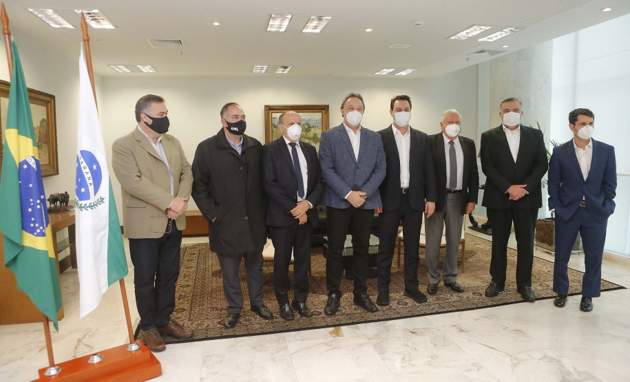 O governador Carlos Massa Ratinho Junior formalizou nesta segunda-feira (31) o repasse de R$ 2,45 milhões para um projeto do Hospital Angelina Caron, localizado em Campina Grande do Sul, na Região Metropolitana de Curitiba, para melhorar o atendimento do público idoso, que representa 35% dos pacientes da unidade. Foto: Jonathan Campos/AEN