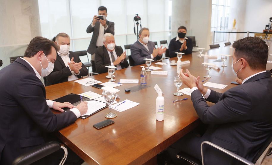 O governador Carlos Massa Ratinho Junior formalizou nesta segunda-feira (31) o repasse de R$ 2,45 milhões para um projeto do Hospital Angelina Caron, localizado em Campina Grande do Sul, na Região Metropolitana de Curitiba, para melhorar o atendimento do público idoso, que representa 35% dos pacientes da unidade. Foto: Jonathan Campos/AEN