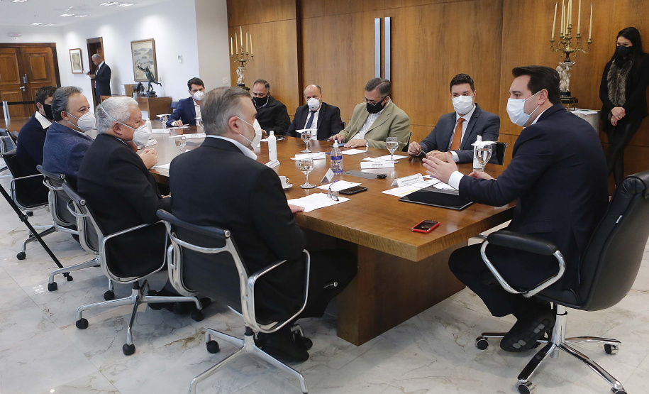 O governador Carlos Massa Ratinho Junior formalizou nesta segunda-feira (31) o repasse de R$ 2,45 milhões para um projeto do Hospital Angelina Caron, localizado em Campina Grande do Sul, na Região Metropolitana de Curitiba, para melhorar o atendimento do público idoso, que representa 35% dos pacientes da unidade. Foto: Jonathan Campos/AEN