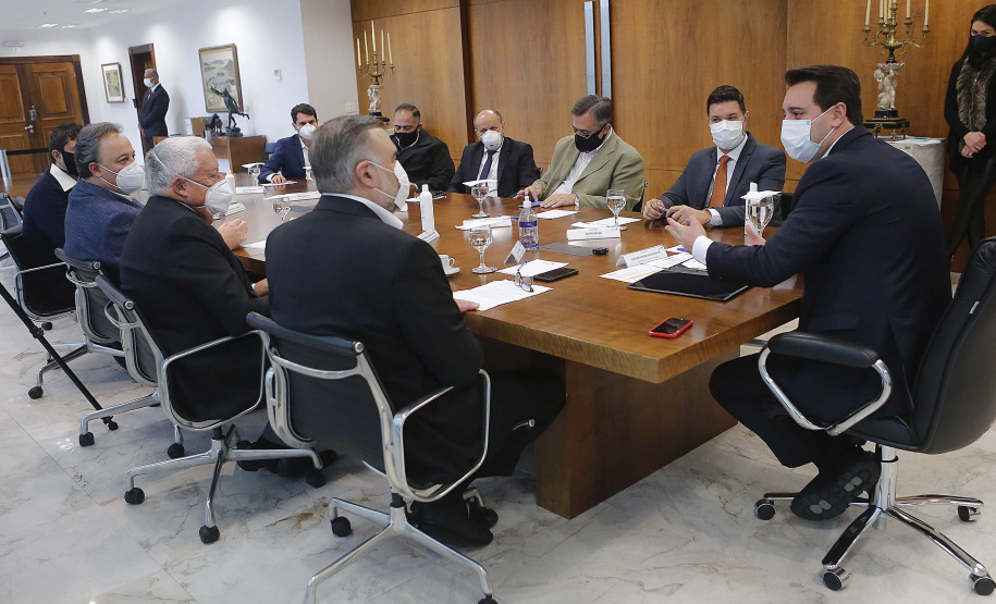 O governador Carlos Massa Ratinho Junior formalizou nesta segunda-feira (31) o repasse de R$ 2,45 milhões para um projeto do Hospital Angelina Caron, localizado em Campina Grande do Sul, na Região Metropolitana de Curitiba, para melhorar o atendimento do público idoso, que representa 35% dos pacientes da unidade. Foto: Jonathan Campos/AEN