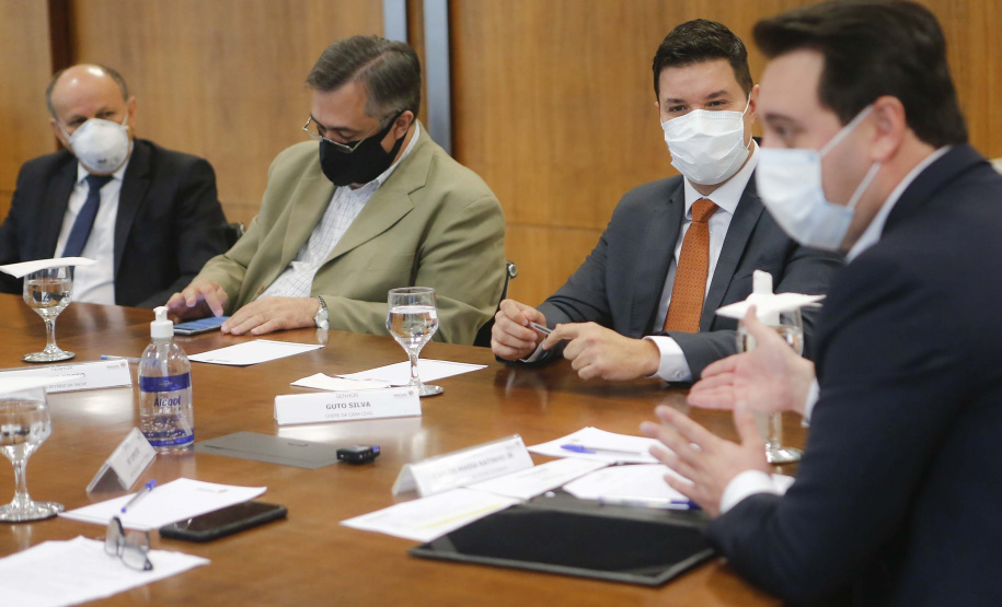 O governador Carlos Massa Ratinho Junior formalizou nesta segunda-feira (31) o repasse de R$ 2,45 milhões para um projeto do Hospital Angelina Caron, localizado em Campina Grande do Sul, na Região Metropolitana de Curitiba, para melhorar o atendimento do público idoso, que representa 35% dos pacientes da unidade. Foto: Jonathan Campos/AEN