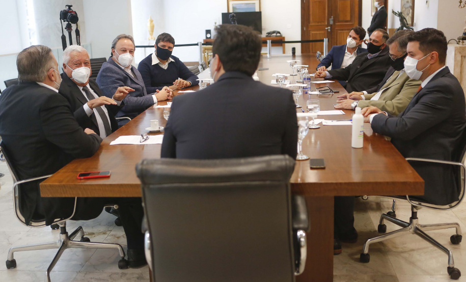 O governador Carlos Massa Ratinho Junior formalizou nesta segunda-feira (31) o repasse de R$ 2,45 milhões para um projeto do Hospital Angelina Caron, localizado em Campina Grande do Sul, na Região Metropolitana de Curitiba, para melhorar o atendimento do público idoso, que representa 35% dos pacientes da unidade. Foto: Jonathan Campos/AEN