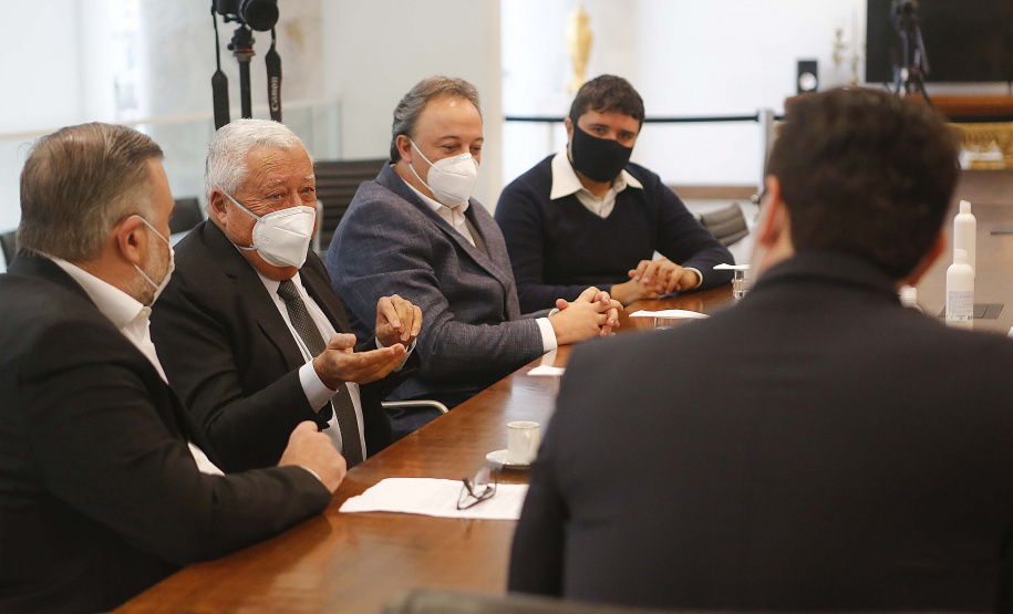 O governador Carlos Massa Ratinho Junior formalizou nesta segunda-feira (31) o repasse de R$ 2,45 milhões para um projeto do Hospital Angelina Caron, localizado em Campina Grande do Sul, na Região Metropolitana de Curitiba, para melhorar o atendimento do público idoso, que representa 35% dos pacientes da unidade. Foto: Jonathan Campos/AEN