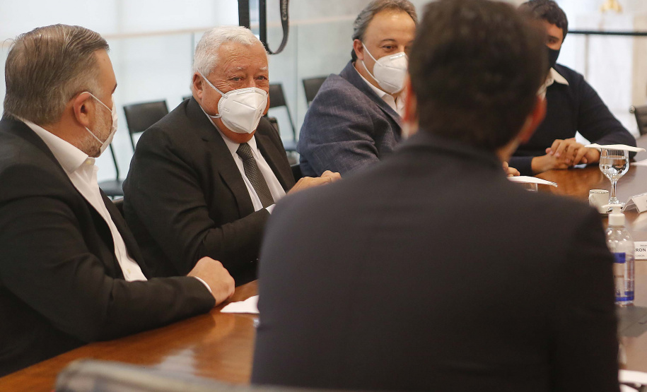 O governador Carlos Massa Ratinho Junior formalizou nesta segunda-feira (31) o repasse de R$ 2,45 milhões para um projeto do Hospital Angelina Caron, localizado em Campina Grande do Sul, na Região Metropolitana de Curitiba, para melhorar o atendimento do público idoso, que representa 35% dos pacientes da unidade. Foto: Jonathan Campos/AEN