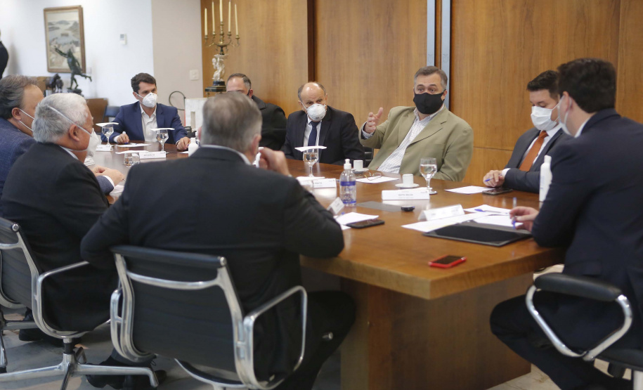 O governador Carlos Massa Ratinho Junior formalizou nesta segunda-feira (31) o repasse de R$ 2,45 milhões para um projeto do Hospital Angelina Caron, localizado em Campina Grande do Sul, na Região Metropolitana de Curitiba, para melhorar o atendimento do público idoso, que representa 35% dos pacientes da unidade. Foto: Jonathan Campos/AEN