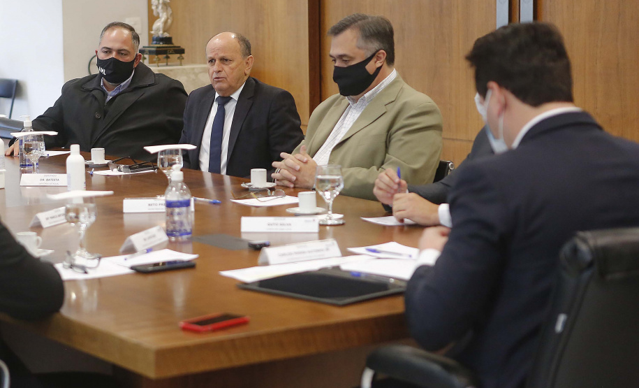 O governador Carlos Massa Ratinho Junior formalizou nesta segunda-feira (31) o repasse de R$ 2,45 milhões para um projeto do Hospital Angelina Caron, localizado em Campina Grande do Sul, na Região Metropolitana de Curitiba, para melhorar o atendimento do público idoso, que representa 35% dos pacientes da unidade. Foto: Jonathan Campos/AEN