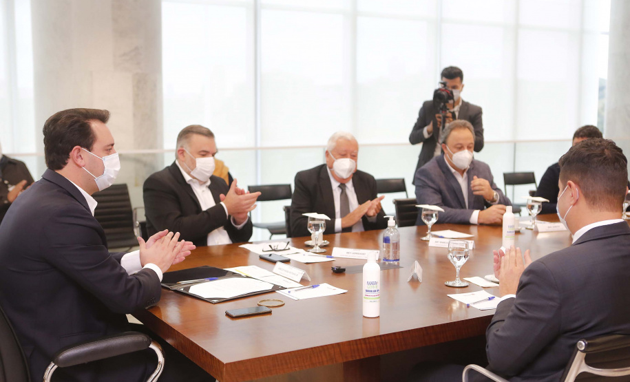 O governador Carlos Massa Ratinho Junior formalizou nesta segunda-feira (31) o repasse de R$ 2,45 milhões para um projeto do Hospital Angelina Caron, localizado em Campina Grande do Sul, na Região Metropolitana de Curitiba, para melhorar o atendimento do público idoso, que representa 35% dos pacientes da unidade. Foto: Jonathan Campos/AEN