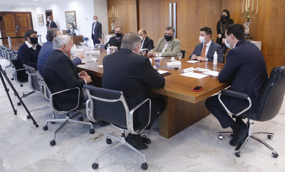 O governador Carlos Massa Ratinho Junior formalizou nesta segunda-feira (31) o repasse de R$ 2,45 milhões para um projeto do Hospital Angelina Caron, localizado em Campina Grande do Sul, na Região Metropolitana de Curitiba, para melhorar o atendimento do público idoso, que representa 35% dos pacientes da unidade. Foto: Jonathan Campos/AEN