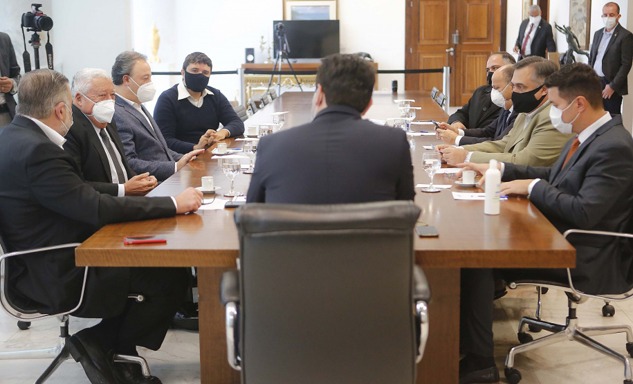 O governador Carlos Massa Ratinho Junior formalizou nesta segunda-feira (31) o repasse de R$ 2,45 milhões para um projeto do Hospital Angelina Caron, localizado em Campina Grande do Sul, na Região Metropolitana de Curitiba, para melhorar o atendimento do público idoso, que representa 35% dos pacientes da unidade. Foto: Jonathan Campos/AEN