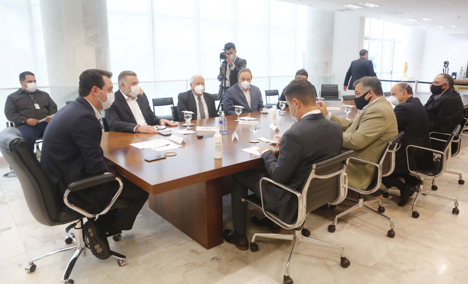 O governador Carlos Massa Ratinho Junior formalizou nesta segunda-feira (31) o repasse de R$ 2,45 milhões para um projeto do Hospital Angelina Caron, localizado em Campina Grande do Sul, na Região Metropolitana de Curitiba, para melhorar o atendimento do público idoso, que representa 35% dos pacientes da unidade. Foto: Jonathan Campos/AEN