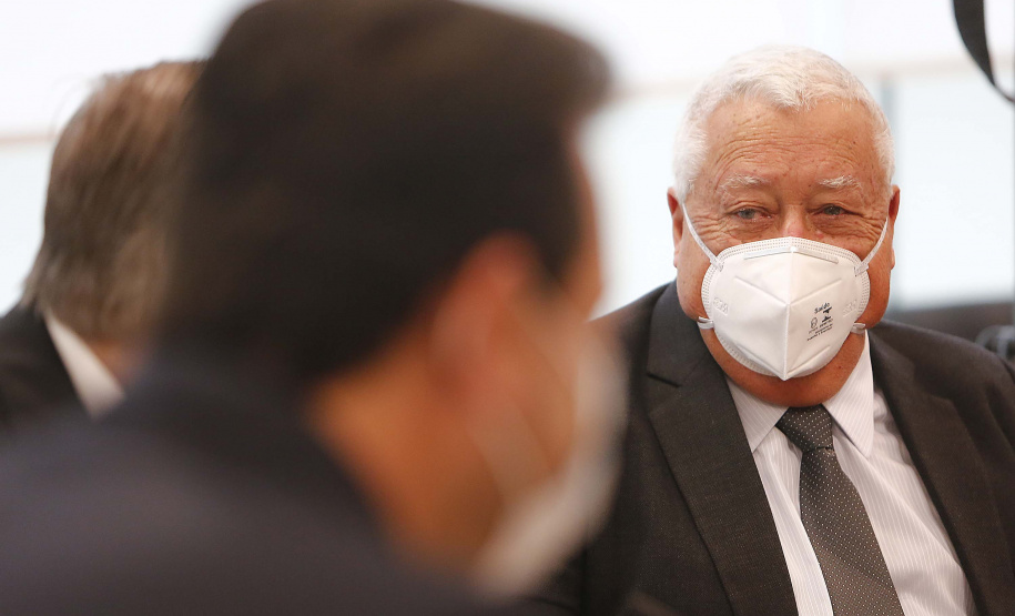 O governador Carlos Massa Ratinho Junior formalizou nesta segunda-feira (31) o repasse de R$ 2,45 milhões para um projeto do Hospital Angelina Caron, localizado em Campina Grande do Sul, na Região Metropolitana de Curitiba, para melhorar o atendimento do público idoso, que representa 35% dos pacientes da unidade. Foto: Jonathan Campos/AEN