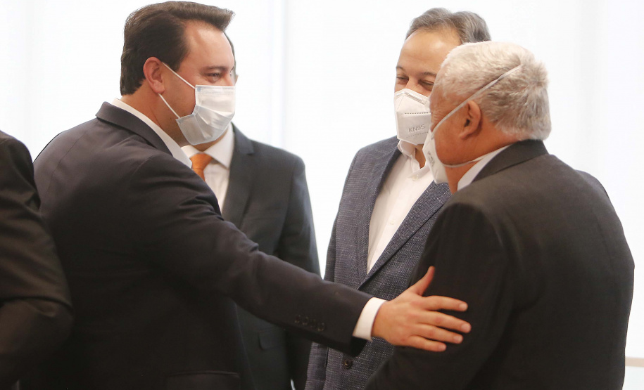 O governador Carlos Massa Ratinho Junior formalizou nesta segunda-feira (31) o repasse de R$ 2,45 milhões para um projeto do Hospital Angelina Caron, localizado em Campina Grande do Sul, na Região Metropolitana de Curitiba, para melhorar o atendimento do público idoso, que representa 35% dos pacientes da unidade. Foto: Jonathan Campos/AEN