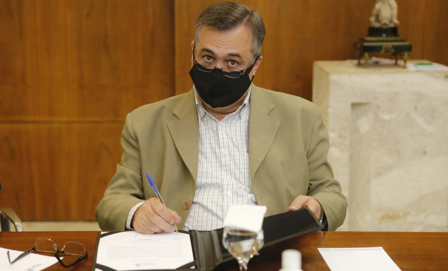 O governador Carlos Massa Ratinho Junior formalizou nesta segunda-feira (31) o repasse de R$ 2,45 milhões para um projeto do Hospital Angelina Caron, localizado em Campina Grande do Sul, na Região Metropolitana de Curitiba, para melhorar o atendimento do público idoso, que representa 35% dos pacientes da unidade. Foto: Jonathan Campos/AEN