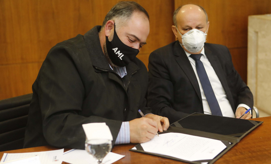 O governador Carlos Massa Ratinho Junior formalizou nesta segunda-feira (31) o repasse de R$ 2,45 milhões para um projeto do Hospital Angelina Caron, localizado em Campina Grande do Sul, na Região Metropolitana de Curitiba, para melhorar o atendimento do público idoso, que representa 35% dos pacientes da unidade. Foto: Jonathan Campos/AEN