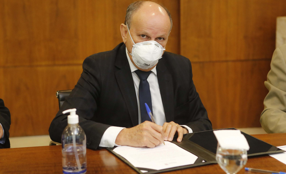 O governador Carlos Massa Ratinho Junior formalizou nesta segunda-feira (31) o repasse de R$ 2,45 milhões para um projeto do Hospital Angelina Caron, localizado em Campina Grande do Sul, na Região Metropolitana de Curitiba, para melhorar o atendimento do público idoso, que representa 35% dos pacientes da unidade. Foto: Jonathan Campos/AEN