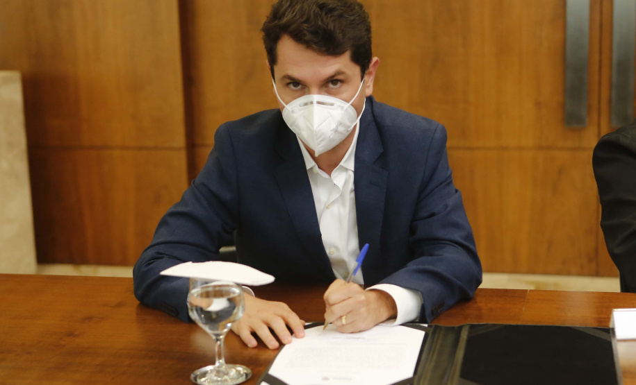 O governador Carlos Massa Ratinho Junior formalizou nesta segunda-feira (31) o repasse de R$ 2,45 milhões para um projeto do Hospital Angelina Caron, localizado em Campina Grande do Sul, na Região Metropolitana de Curitiba, para melhorar o atendimento do público idoso, que representa 35% dos pacientes da unidade. Foto: Jonathan Campos/AEN