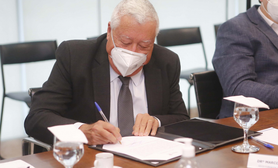 O governador Carlos Massa Ratinho Junior formalizou nesta segunda-feira (31) o repasse de R$ 2,45 milhões para um projeto do Hospital Angelina Caron, localizado em Campina Grande do Sul, na Região Metropolitana de Curitiba, para melhorar o atendimento do público idoso, que representa 35% dos pacientes da unidade. Foto: Jonathan Campos/AEN