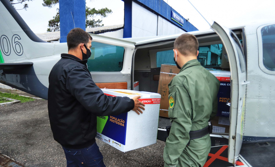 Paraná distribui 37.440 doses de vacina contra Covid-19 da Pfizer para 21 municípios. Foto: José Fernando Oura/AEN