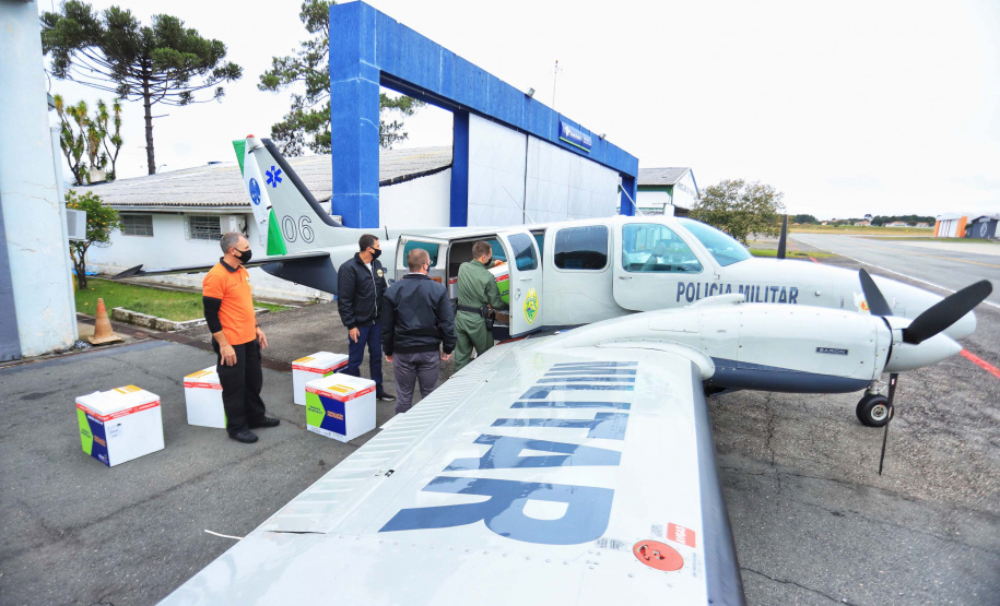Paraná distribui 37.440 doses de vacina contra Covid-19 da Pfizer para 21 municípios. Foto: José Fernando Oura/AEN